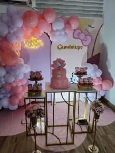 Mesa dulce con globos rosas