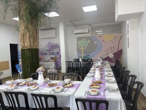 Sala con mesas preparadas para un evento